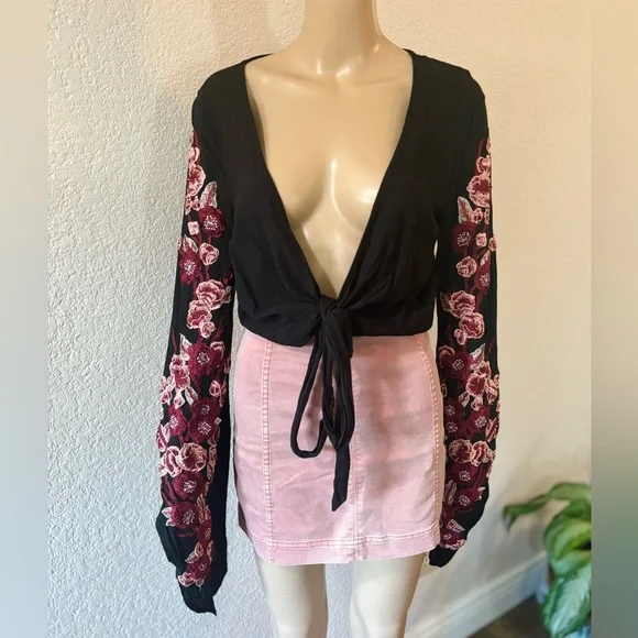 EMORY PARK Y2K Style Black & Pink Floral Embroidered Women's Tie-Waist Top - Picture 3 of 8